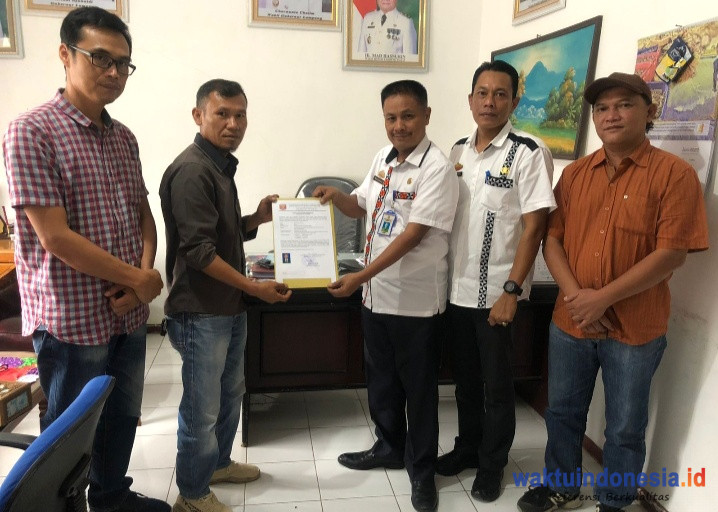 Plt Kaban Kesbangpol Lampung Barat, Muzakkar saat menyerahkan Surat Tanda Lapor Keberadaan SMSI Lampung Barat, Rabu 15 Juni 2022. Foto: Dok SMSI Lambar