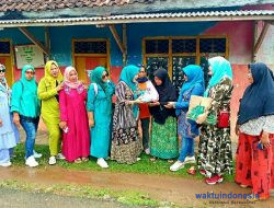 Doo To Door, Srikandi Dermawan Bagikan Nasi Berkah Dan Sembako