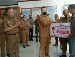 Bupati Dendi Serahkan Bantuan RLH Bagi Masyarakat Di Gedong Tataan
