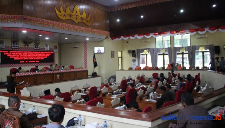 DPRD Lampung Barat menggelar rapat paripurna dengan agenda Penyampaian Nota Pengantar KUA PPAS 2023 di Ruang Sidang Maghgasana, Selasa, 2 Agustus 2022. Foto: ist