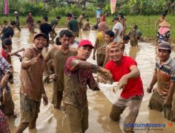 HUT ke-77 RI, Ketua DPRD Lampung Barat dan Warga Purawiwitan Basah-basahan Nangkap Ikan