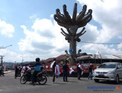 Dukung Gerakan Pengibaran 10 Juta Bendera Merah Putih, PWI Lampung Barat Bagikan 1.000 Bendera