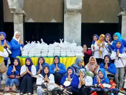 Ratusan Nasi Berkah Dibagikan Srikandi Dermawan Di Masjid Bernung Gedong Tataan