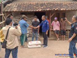 Prihatin Jalan Rusak Di Bayas Jaya, Anggota Dewan Pesawaran Berikan Bantuan