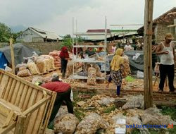 Hujan Lebat Disertai Angin Kencang Hancurkan Satu Toko Di Gedong Tataan