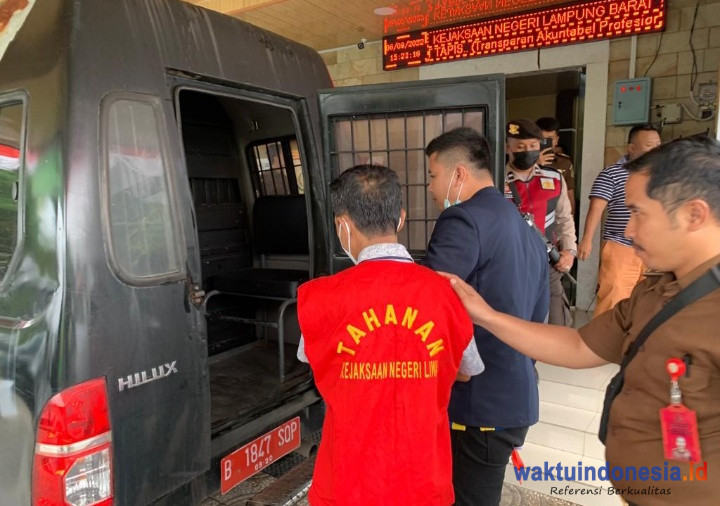 Abdullah saat ditahan Kejaksaan Negeri (Kejari) Lampung Barat dalam perkara dugaan korupsi pekerjaan proyek peningkatan jembatan Waybatu, Pesisir Tengah, Pesisir Barat 2014, Selasa 6 September 2022 siang. A tak sendiri, kasus itu juga menyeret mantan cabup Pesisir Barat, Aria Lukita atau ALB. Foto: for Waktuindonesia.id