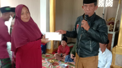 Peratin Muzarni Serahkan Bantuan dari Bupati saat Pengajian di Bakaljaya