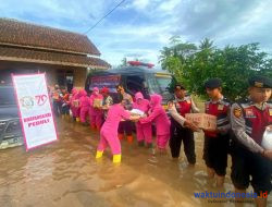 Peduli Banjir Di Way Lima, Polres Pesawaran Salurkan Bantuan