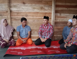 Bupati Parosil dan Ketua DPRD Lampung Barat Bantu Korban Kebakaran Rumah di Pagardewa