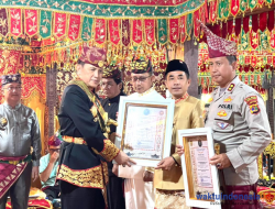 Edi Novial Diangkat Bangsawan Kepaksian Pernong, Komjen Tomsi Tohir Diberi Adok