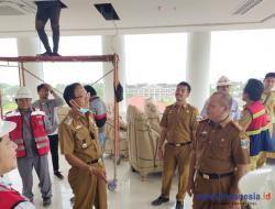 Bupati Agus – PT Jakon Tinjau Pengerjaan Gedung Setkab Pesisir Barat, Ini Progresnya