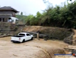 Banjir Hanyutkan 2 Motor di Lampung Barat