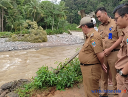 Wabup Pesisir Barat Tinjau Lokasi Jalan Amblas dan Longsor, juga ke Rumah Terdampak Banjir Waylaai
