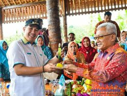 Hadir Di Festival Way Ratai, Bupati Dendi Bagikan Bansos Pangan