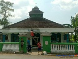 Sambut Bulan Suci Ramadhan, Warga Dusun Penengahan Gotong Royong Bersihkan Masjid