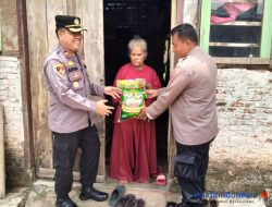 Polsek Pringsewu Kota Bagikan Belasan Paket Sembako Warga Tak Mampu