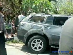 Diduga Mengantuk, Mobil Pajero Hantam Pagar Makam Di Gedong Tataan