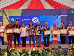 Dinkes Pesisir Barat Terima Sertifikat Eliminasi Malaria dari Menkes
