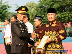 Hari Bhayangkara Ke-77, Kapolres Pesawaran Berikan Penghargaan Anggota Berprestasi Dan Masyarakat