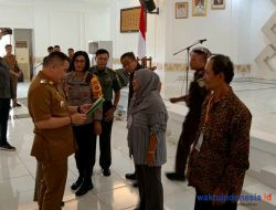 Bupati Dendi – BPN Pesawaran Serahkan Ratusan Sertifikat PTSL dan UKM