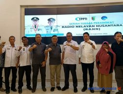 Minimalisir Resiko Saat Melaut, Pemkab Pesawaran Gandeng YPPTI Berikan Bantuan Radio