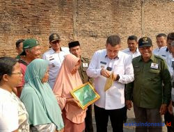 Bupati Dendi Beri Bantuan Uang Tunai Korban Kebakaran Di Gedongtataan