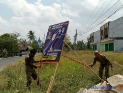 Bawaslu Bersama Satpol PP Copot APS Caleg Di Pesawaran