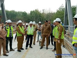 Tinjau Jembatan Penghubung Sangu Banyu Negerikaton, Bupati Dendi Minta Segera Rampung
