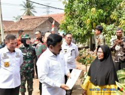 Door to door, Menteri Hadi Bagikan Sertifikat PTSL Di Pesawaran