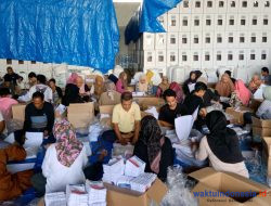 KPU Pesawaran Libatkan Ratusan Masyarakat Lipat Surat Suara Pemilu