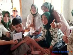 Bantu Anak Disabilitas, Srikandi Dermawan Pesawaran Berikan Santunan