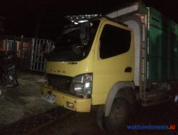 Truk Bawa Kayu Sonokeling, Seruduk Pagar Rumah di Gadingrejo