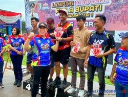 Dendi Serahkan Piala Bupati Pesawaran Road Race Lampung