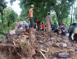 Hujan Deras Sebabkan Longsor Hingga Jalan Macet di Pesawaran