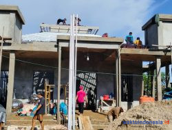 Dibantu Babinsa, Masyarakat Gotongroyong Pasang Atap Masjid Penengahan Gedongtataan