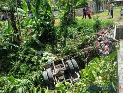 Supir Ngantuk, Truk Muatan Galon Nyemplung di Sungai Gedongtataan