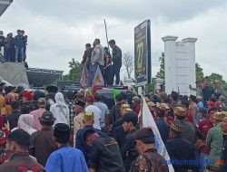 Aksi Massa di Kantor KPU, Tuntut Elin Istri Aries Bisa Nyabup