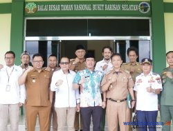 Bupati Dedi Irawan Serahkan PKS Pembangunan Jalan Way Haru Ke BBTNBBS