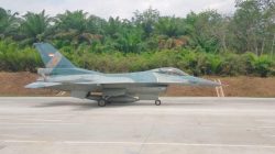 2 Pesawat Jet Tempur TNI AU F-16 dan Super Tucano Sukses Mendarat di Jalan Tol Lampung