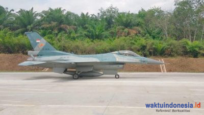 2 Pesawat Jet Tempur TNI AU F-16 dan Super Tucano Sukses Mendarat di Jalan Tol Lampung